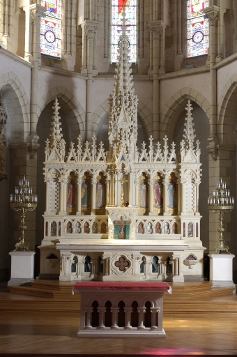 Ensemble du maître-autel : autel, tabernacle, retable, gradin d'autel, paire de statues d'anges