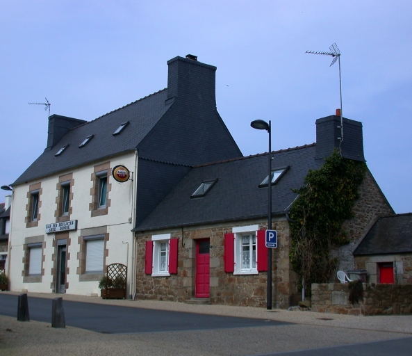 Maison, 10 place d' Aiguilles (Trélévern)