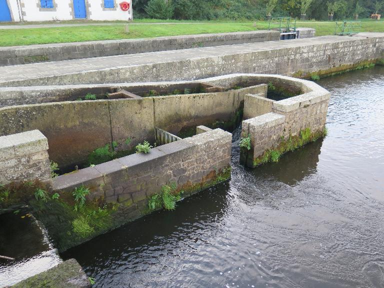 Canal du Blavet, les déversoirs