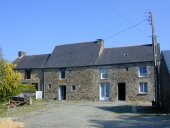 Alignement de deux maisons et d'une ferme, la Ville Henry (Meillac)