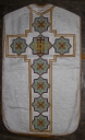 Ornement blanc : chasuble, étole, voile de calice, manipule