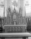 Autel, retable, tabernacle, gradins d'autel (2), exposition (maître autel, tabernacle à dais d'exposition), style néo-gothique, église paroissiale Saint-Martin (Erbrée)