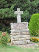 Croix de chemin, dite Croix de Léry, au sud-est de la Hye (Le Roc-Saint-André fusionnée en Val d'Oust en 2016)