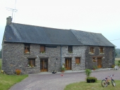 Alignement de trois logis, Périsac (Maxent)