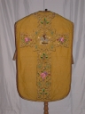 Ornement doré 1 : chasuble, étole, manipule, voile de calice