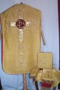 Ornement doré 1 : chasuble, bourse de corporal, étole, manipule, voile de calice