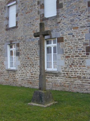Croix monumentale, rue Soeur Joséphine (Combourg)