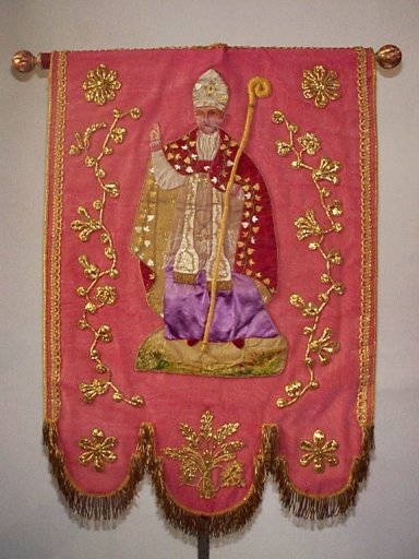 Bannière de procession : saint évêque, IHS