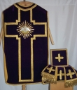 Ornement violet : chasuble, bourse de corporal, étole, manipule, voile de calice