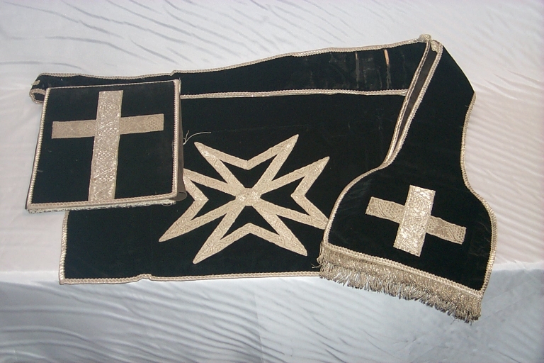 Ornement noir 7 : étole, bourse de corporal, voile de calice (Maure-de-Bretagne fusionnée en Val d'Anast en 2017)