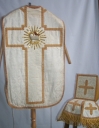Ornement blanc 2 : chasuble, bourse du corporal, étole, manipule, voile de calice