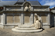 Monument aux morts de la guerre 1914-1918 et de la guerre 1939-1945, place de l'Eglise (Guénin)