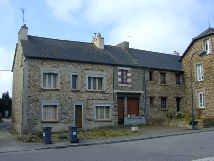 Alignement de trois maisons, 8, 9, 10 place du Roi Salomon (Maxent)
