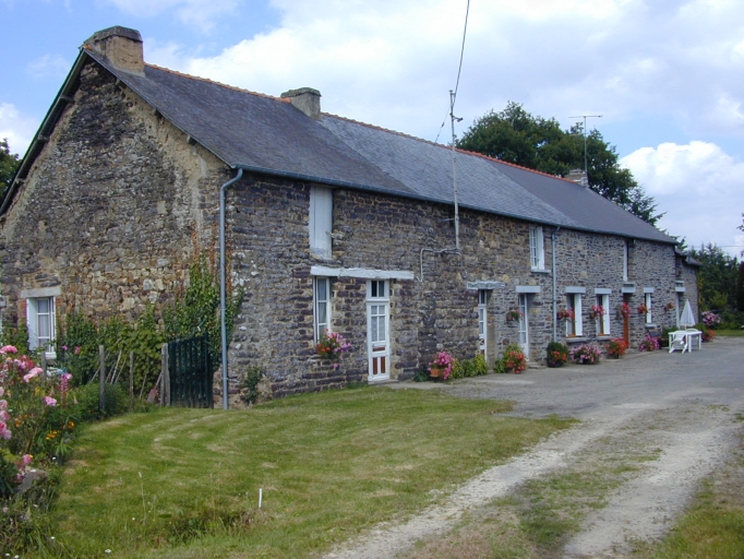 Alignement de trois logis, la Malouais (Maxent)