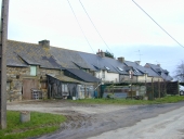 Alignement de six maisons et fermes, la Ville Roland (Pipriac)