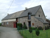 Alignement de deux maisons et de dépendances agricoles, la Vallée (Saint-Gonlay)