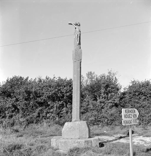 Croix monumentale, Kerhoen (Quéménéven)