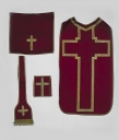 Ornement rouge 2 : chasuble, étole, voile de calice, bourse de corporal (Maure-de-Bretagne fusionnée en Val d'Anast en 2017)