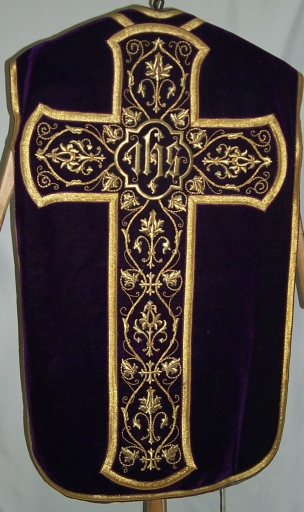 Ornement violet : chasuble, voile de calice