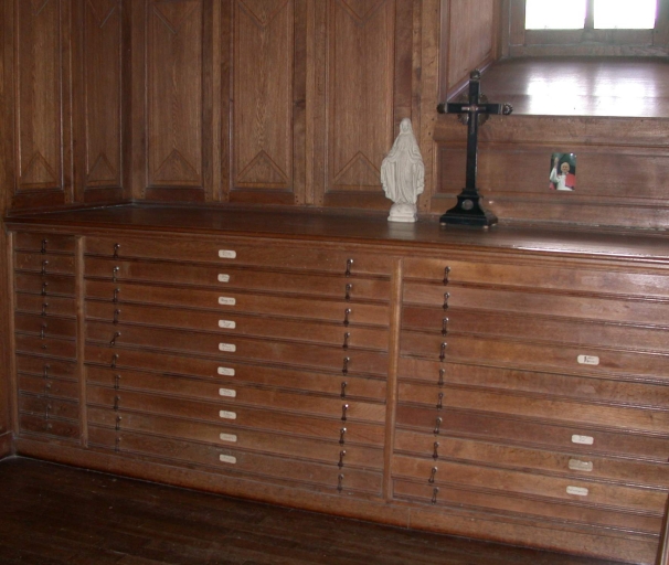 Ensemble de meubles de sacristie : chasublier, 7 armoires de sacristie, 3 placards, lambris de revêtement, bureau