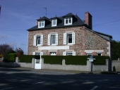 Ancien café des Voyageurs, actuellement maison, 1 rue de la Ville Malo ; rue du Chemin de Fer (Etables-sur-Mer fusionnée en Binic-Etables-sur-Mer en 2016)