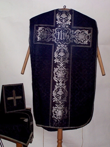 Ornement noir 3 : chasuble, étole, bourse de corporal, voile de calice