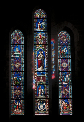 Ensemble des 2 verrières basses du transept : Vie du Christ, Vie de la Vierge