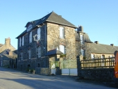 Mairie-école primaire, le Bas du Bourg (Cuguen)