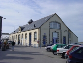 Criée municipale et école de pêche, actuellement immeuble, place des Thoniers ; rue du 8 Mai 1945 (Etel)