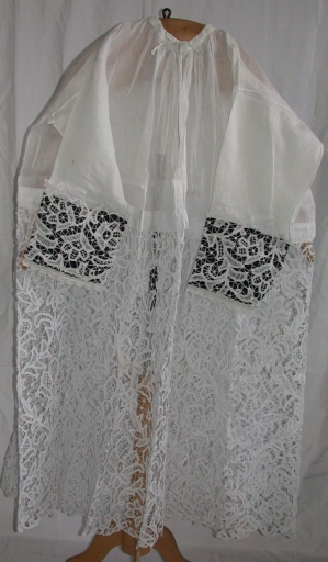 Ensemble de 3 aubes et un surplis