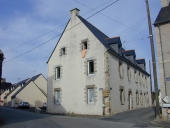 Maison, école, actuellement immeuble, rue de l'Ermitage (Bieuzy fusionnée en Pluméliau-Bieuzy en 2019)