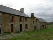 Alignement de maisons, la Berthais (Gahard)