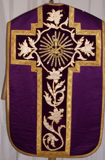 Ornement violet 2 : chasuble, bourse de corporal, étole, manipule, voile de calice
