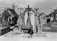 Tombeau de prêtres,  dans le cimetière non étudié (Plouescat)