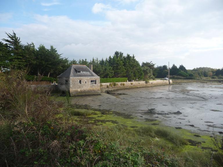 Moulin à marée du Hézo, actuellement habitation, route de Saint-Armel (Le Hézo)