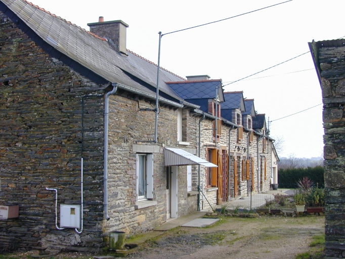 Alignement de quatre maisons, la Guérinais (Pipriac)