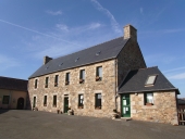 Ancienne maison, actuellement mairie, 2 place de la Mairie (Kerbors)