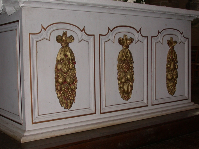 Ancienne chaire à prêcher, aujourd'hui autel face aux fidèles et pupitre