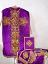 Ornement violet 1 : chasuble, étole, manipule, bourse de corporal, voile de calice (Campel fusionnée en Val d'Anast en 2017)
