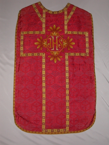 Ornement rouge 2 : chasuble, bourse de corporal, étole, voile de calice