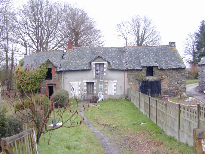 Alignement de trois maisons, le Creux Chemin (Pipriac)