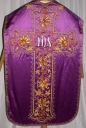 Ornement violet : chasuble, bourse de corporal, étole, manipule, voile de calice