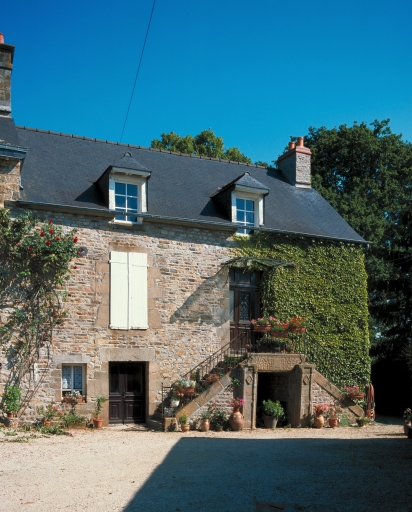 Maison, 5 place de l'Eglise (Ercé-près-Liffré)