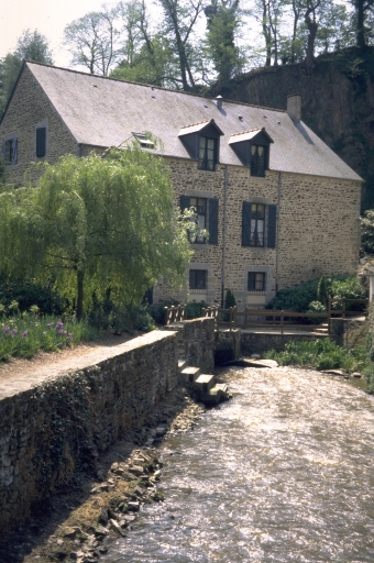 Filature de laine Poulain, puis moulin à farine, puis scierie de Savigny, actuellement immeuble à logements, 23 rue de Savigny (Fougères)