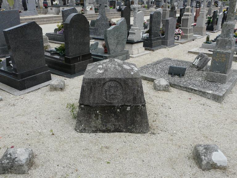 Borne géodésique, dans le cimetière (Plouescat)