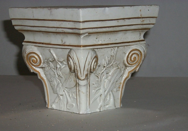 Ensemble de 3 chapiteaux décoratifs