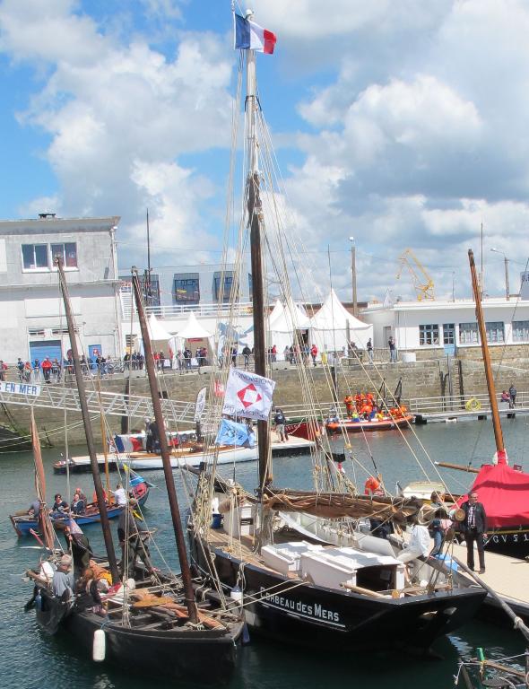 Bateau de pêche dit Le Corbeau des mers