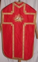 Ornement rouge 2 : chasuble, bourse de corporal, étole, manipule, voile de calice