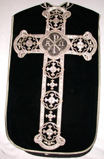 Ornement noir : chasuble, bourse de corporal, étole, étole pastorale, manipule, voile de calice