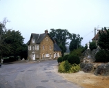 Postes, mairie, écoles, monuments aux morts, cimetière et lavoirs sur la commune de Saint-Malo-de-Phily